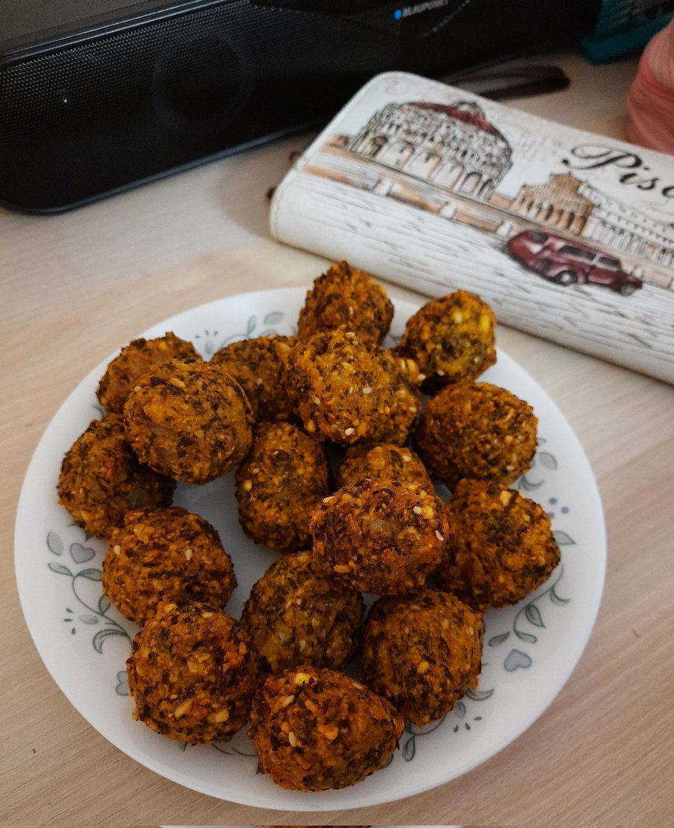 Been raining continuously, so prepared Green moongdal #Bhajiye/#pakode for B'fast 2day. Prefer these over besan walas!#Falafel in #Desi style.#proteinpacked #gratitude💫#happyme🥰
Be stronger than Ur strongest excuse.#Success is a decision!It's already urs,start believing it.✨🪷