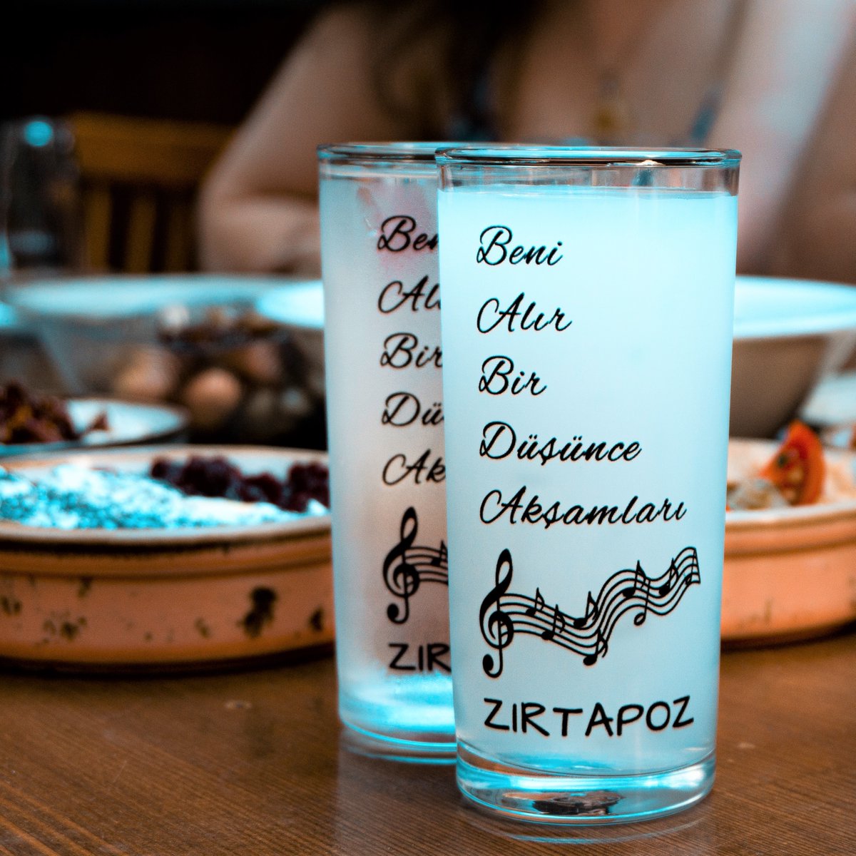 Sevip de kaybeden, ama geri gelse de mümkün olmayacak bir aşkın bilincinde olan bir adamın, rakı masasında mevzuyu arkadaşlarına anlatma hikayesi.
song.link/babda