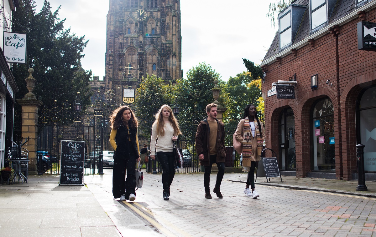 It's the weekend! If you choose to study at @GlyndwrUni you'll get the best of both worlds – city life and the great outdoors 🍃