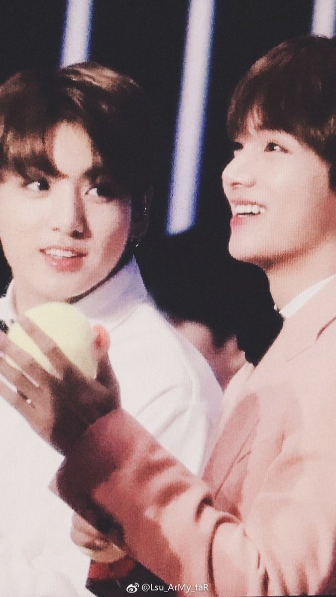 vkkvilf's tweet photo. jungkook is so whipped for his taehyung' i mean if he were put in a bowl n if someone will turn that bowl upside down he'd still stick to the bottom part of that bowl n i'm not even kiddin 😭 https://t.co/KlqwKWoJSU