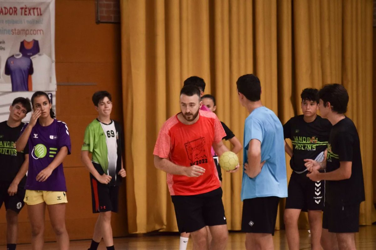 HandbolMolins's tweet photo. Gràcies per tant de coneixement handbolístic i encantats amb tu per haver-lo volgut transmetre als jugadors i jugadores del nostre club.💯💯

@molinsdeq 
#123molins 
#molinsviulhandbol https://t.co/jvRVvJudMR