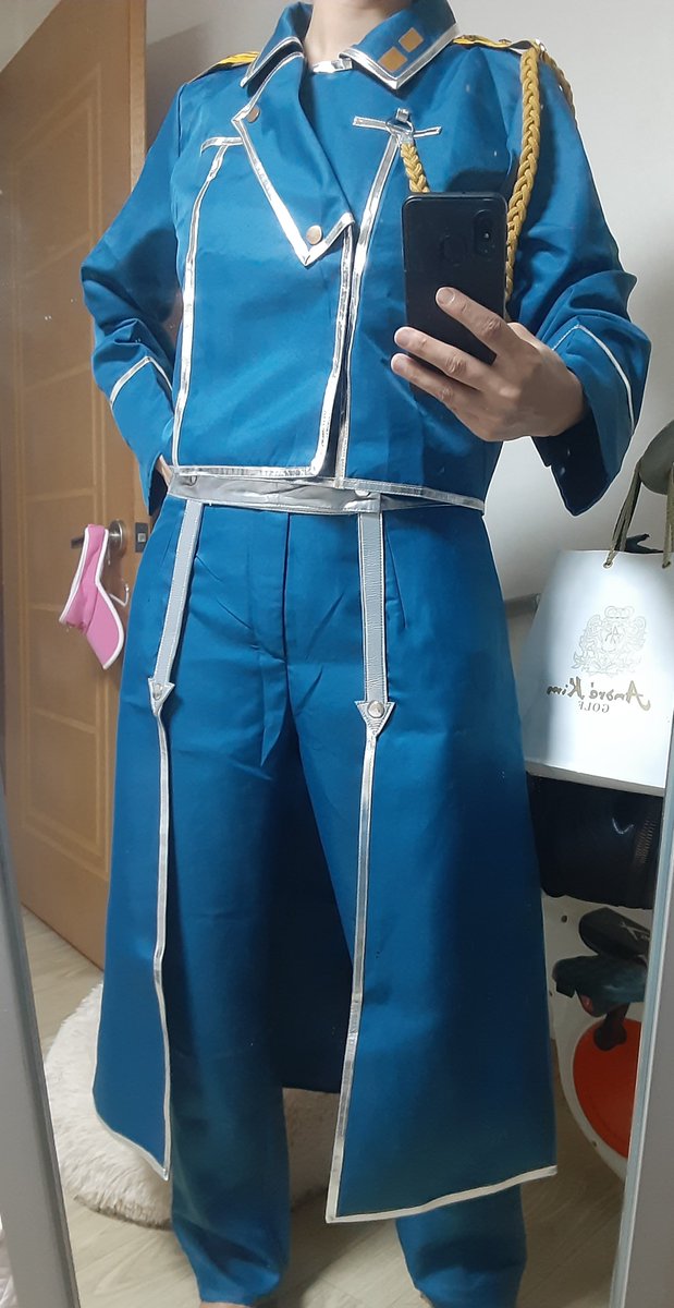 강철의 연금술사 코스옷 팝니다ㅋ
소장용으로 샀는데 제 기준 아웃임
코스용으로는 쏘쏘함

35000원
상의 하의 랩스커트 로이 머스탱 장갑 세트구성

사이즈 남성L키 175 가슴98 허리85 엉덩이 100 
착용자는 키172 가슴95 허리 72엉덩이 100인데 저런핏이고 좀 컸습니다.
옷핀으로 입기가능해보임