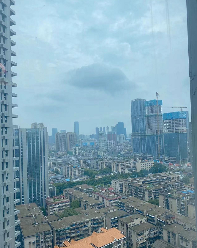 2mDM4d2T's tweet photo. 一个人在这座城市孤单单的，有的时候真想找个肩膀靠一靠~哈哈还是不抒情了，，我就想说周末让我加班我就很难受 https://t.co/hsPSdyhFpH