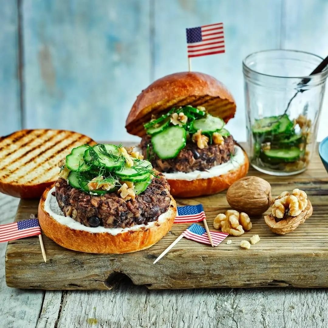 USDAIndia's tweet photo. Planning on firing up the BBQ this weekend? We've got a cracking #CaliforniaWalnut & Mushroom plant-based burger recipe for you w/the goodness of cucumber & walnut salad! Walnuts add a meaty texture to the dish & blends perfectly w/the mushrooms!!
Recipe: https://t.co/XZQDZzAMuY https://t.co/rVRZ1qZic3