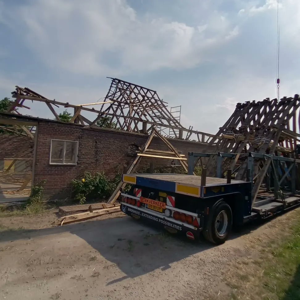 Zandenbouwbv's tweet photo. Afgelopen week verplaatsten we onze 10e historische schuur! De tweede voor https://t.co/dX5jMe8QD8. De dwarsdeelschuur komt uit de Peel en wordt rond 1770 gedateerd. Verplaatsing van houtconstructies en wanden is t toppunt van ambacht, hergebruik, duurzaamheid en kennisbehoud! https://t.co/5JrB8ZdLLV