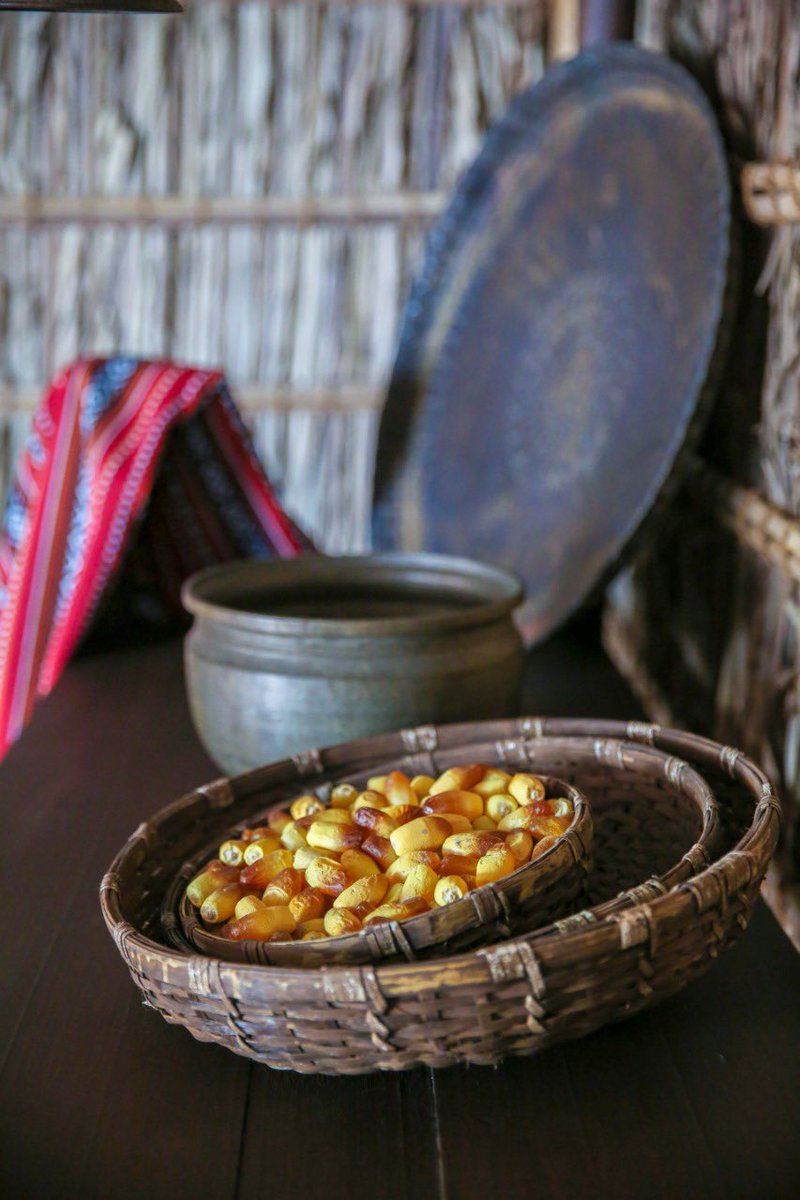 ولدت في بيت من بيوت البرستي فيه غرفة واحدة سقفها من سعف النخيل في حي #الشندغة الذي كانت تفصله مياه الخور آنذاك عن منطقة ديرة وجمالنا معنا داخل السور.كنت أرى البرستي كقصر كبير. أحمد الله على كل ما وصلت اليه اليوم واتوق أحيانا إلى السعادة وشعور التقدير لأبسط الأمور التي كنا نعيشها.