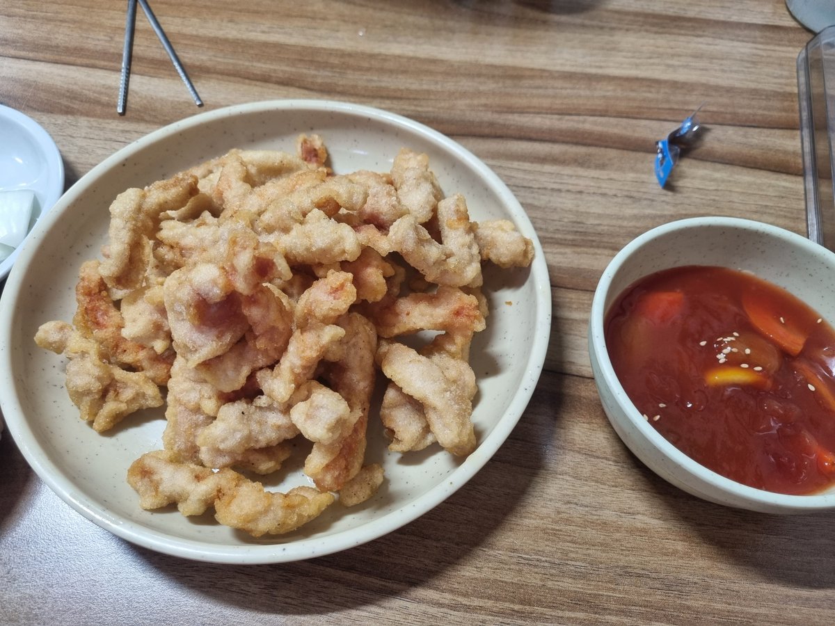 fjjiokdss's tweet photo. 부산 동래 한양각

지금까지 이런 바삭함은 없었다 탕수육이 정말 맛있고 바삭하다 입천장 까질 만큼... 바삭한 맛에 탕수육 먹는 계주 취향이었다. 먹고 나면 또 생각나는 맛... 짬뽕은 국물이 얼큰해서 좋았고, 간짜장은... 짜장밥으로 먹으면 맛있을 것 같다.가게는 아주 오래된 중국집 내부 참고. https://t.co/wzBhn4lc1A
