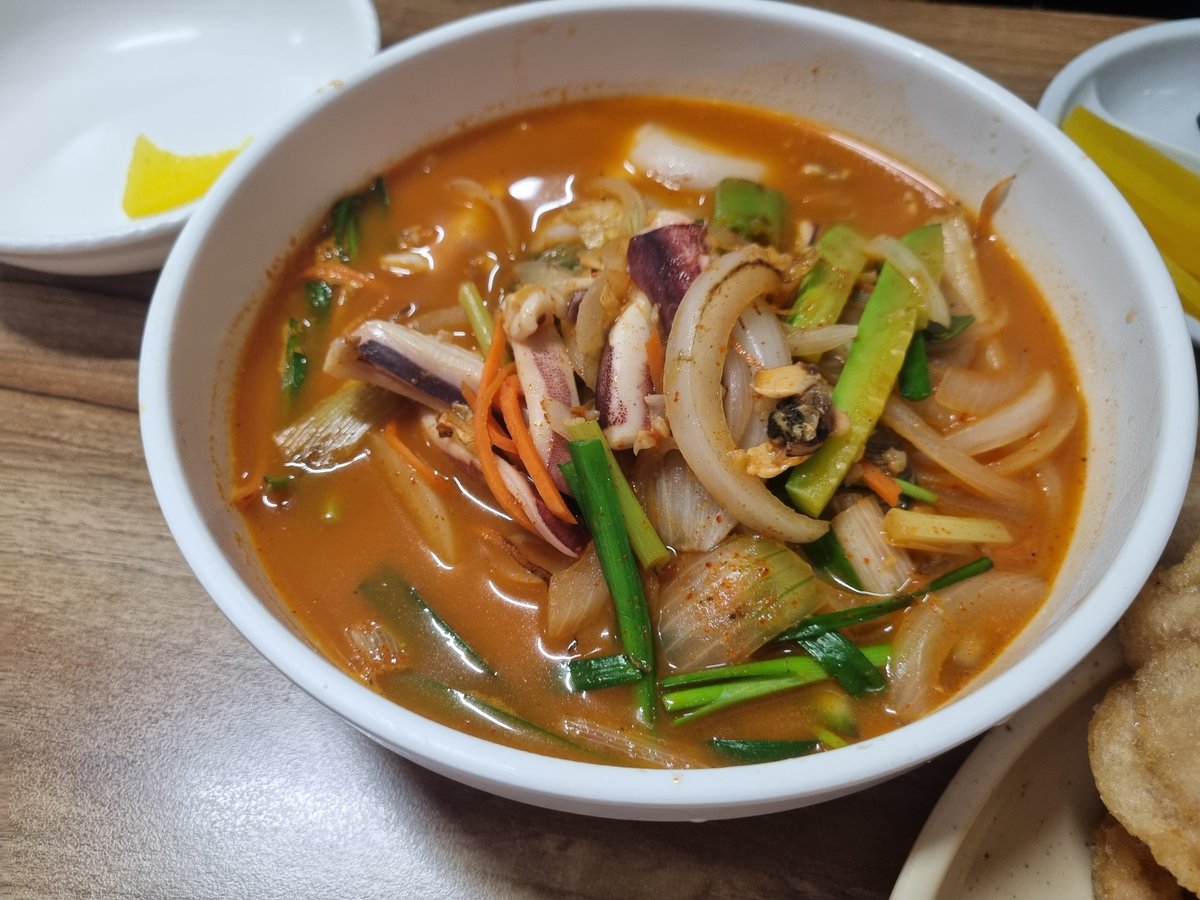 fjjiokdss's tweet photo. 부산 동래 한양각

지금까지 이런 바삭함은 없었다 탕수육이 정말 맛있고 바삭하다 입천장 까질 만큼... 바삭한 맛에 탕수육 먹는 계주 취향이었다. 먹고 나면 또 생각나는 맛... 짬뽕은 국물이 얼큰해서 좋았고, 간짜장은... 짜장밥으로 먹으면 맛있을 것 같다.가게는 아주 오래된 중국집 내부 참고. https://t.co/wzBhn4lc1A