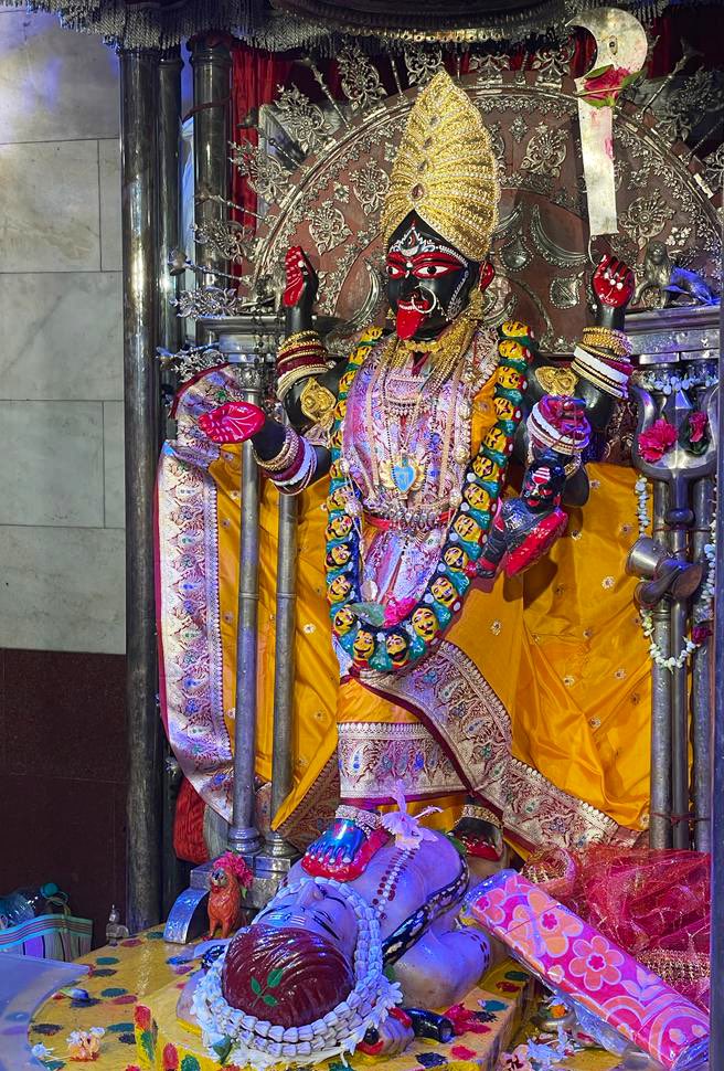 कोलकाता आगमन पर सर्वप्रथम माता काली के आशीर्वाद हेतु दक्षिणेश्वर काली मन्दिर पर उनके दर्शन किए और देश की सुख-समृद्धि की कामना की। 

गंगा तट पर स्थित, स्वामी रामकृष्ण परमहंस की कर्मभूमि, दक्षिणेश्वर मंदिर, हिन्दू वास्तुकला का अनुपम उदहारण भी है।