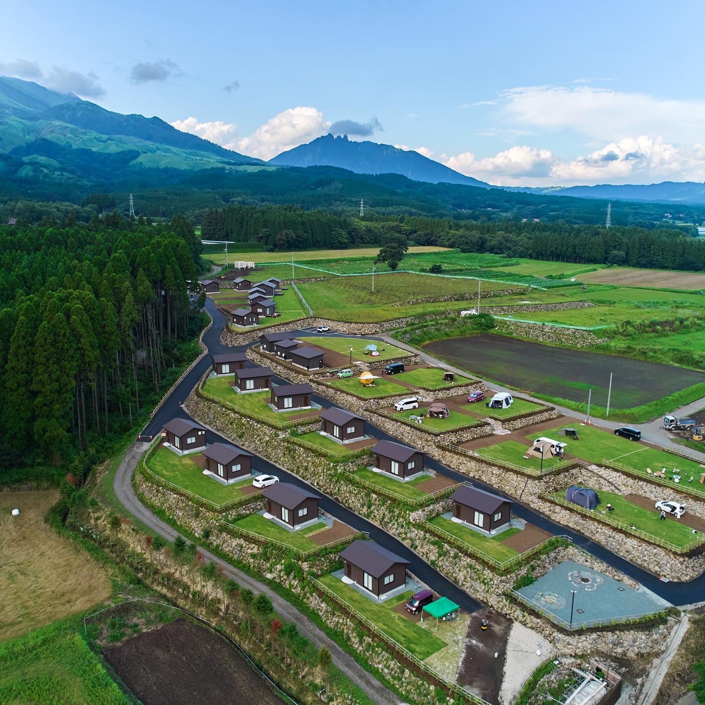 南阿蘇あぐりキャンプ場 天然水と広過ぎる区画サイトのキャンプ場 南阿蘇あぐりキャンプ場を上から見てみました 電源サイト4区画テントサイト6区画 様々なコテージがあります 1区画の広さにもこだわりました いろんなテントサイトの