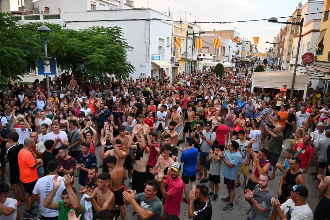 marcbv19's tweet photo. Per cert, et passo unes fotetes del bou capllaçat de La Ràpita i de Sant Jaume d’Enveja, dos dels teus pobles bàrbars!

Com era allò... A la gent ja no els interessen els bous i cada vegada hi va menys gent? 😅

Cultura, tradició, arrels, història, sentiments i passió! 

Salut! https://t.co/3gq4yQN3Ny