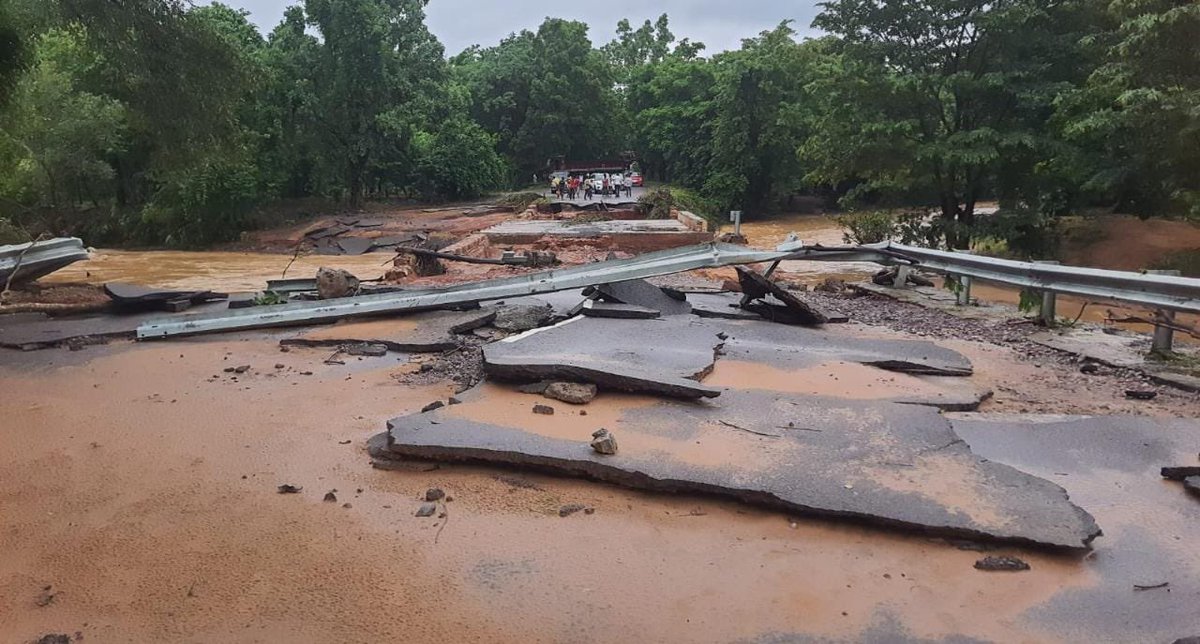 #Warangal  to #MuluguEtaruEtunagaram national #highway has been washed away due to #heavyrains for the last two days near #Tadvai and #Traffic  has been disrupted on Saturday..

Photos:@TheHansIndiaWeb 

#Telangana #telanganarain