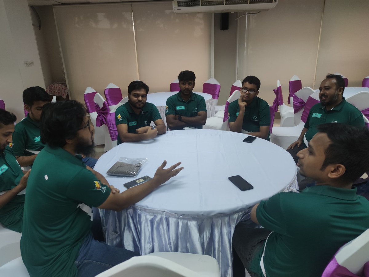 FFPBFPL's tweet photo. Yesterday we all were breathing only from one heart &amp; that’s from the heart of FPL ❤️

The biggest FPL meet ever in BANGLADESH 🇧🇩

#FFPB #FPLMeet #FPLmeetinDhaka #Playfantasy365 https://t.co/dIObSn0CXS