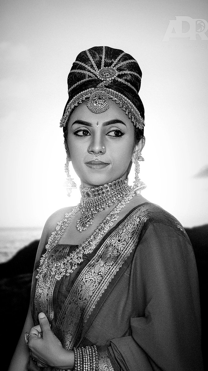 AjithaChandras2's tweet photo. Tried to recreate the most fav character from Mani sir’s PS - ‘Kunthavai’😍 (Recreational look of south queen @trishtrashers)👑 Plz excuse me if any shortcomings in the look🙏🏼 @hasinimani
♥️ #PS1 #TrishaKrishnan #kundavai #ps1firstlooks #Recreation #ManiRatnam #PonniyinSelvan1 https://t.co/FF2qZKfo7p