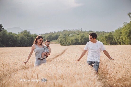 Sessions familiars a l'exterior, on  els més petits poden jugar, córrer...sense estar pendents de la càmera... 

#Mésqueimatges #Girona #igersgirona #fotografgirona #fotografiagirona #descobreixgirona #botiguesgirona #comerçgirona