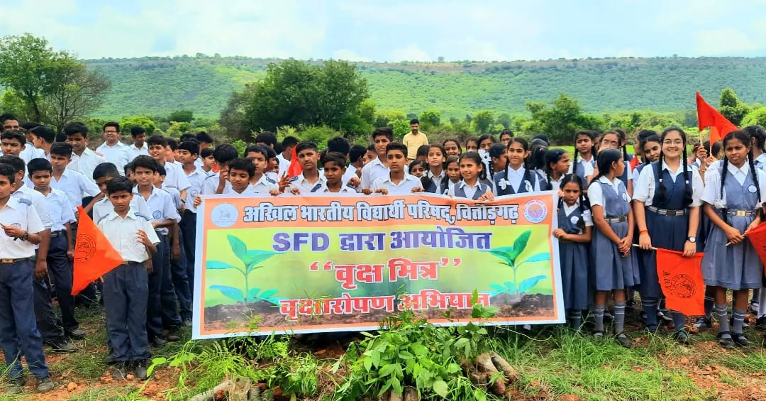 abvpchittor's tweet photo. चित्तौड़गढ़ जिला के कार्यकर्ताओं ने विकासार्थ विद्यार्थी द्वारा एक करोड़ पौधारोपण महाअभियान के तहत पौधा रोपण किया।
#VrikshMitra #MissionPlantation https://t.co/WpcLK05CF3