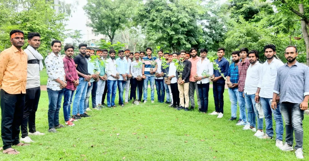 abvpchittor's tweet photo. चित्तौड़गढ़ जिला के कार्यकर्ताओं ने विकासार्थ विद्यार्थी द्वारा एक करोड़ पौधारोपण महाअभियान के तहत पौधा रोपण किया।
#VrikshMitra #MissionPlantation https://t.co/WpcLK05CF3