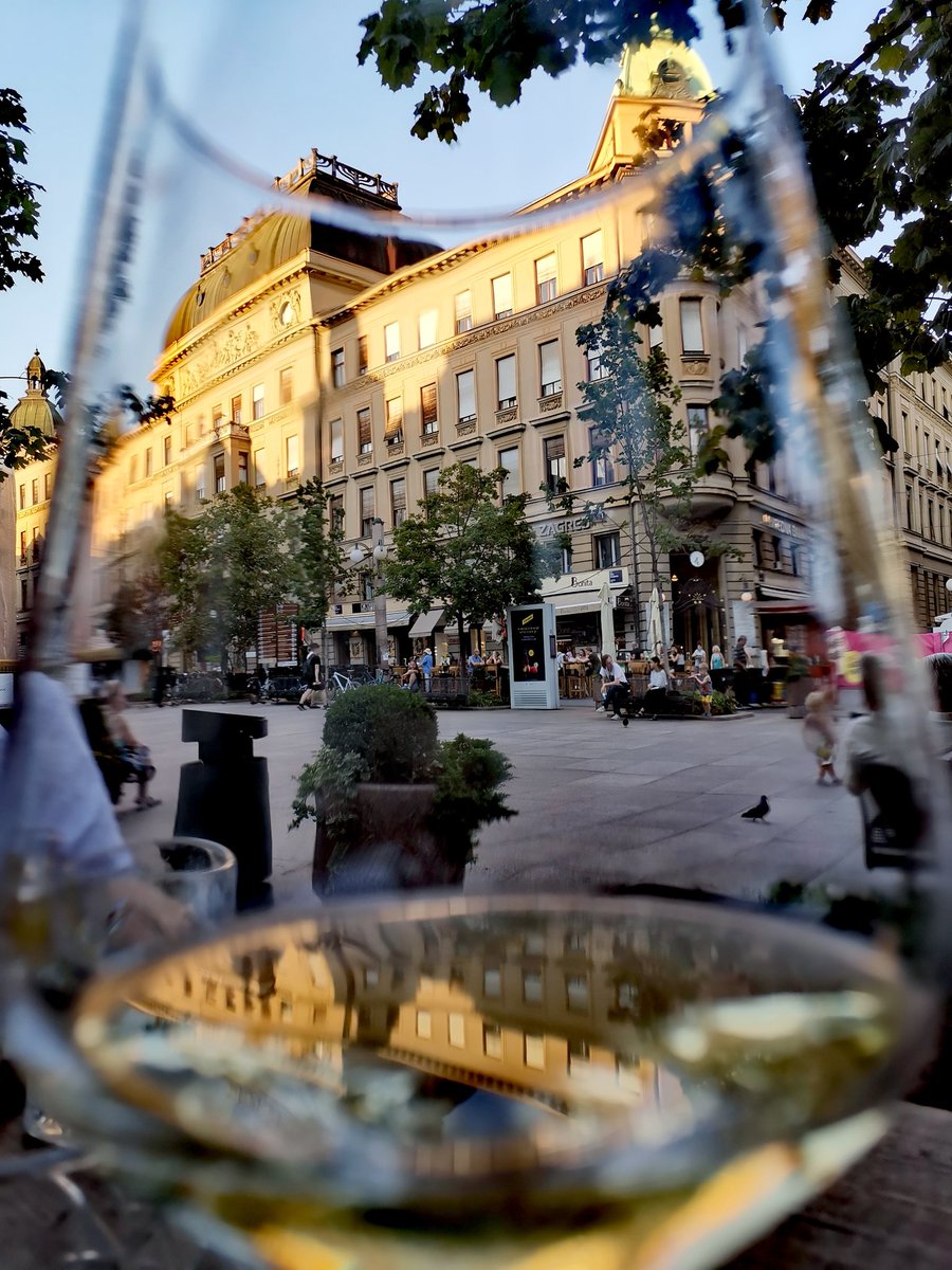 LBonnesire's tweet photo. Zagreb, Cvjetni Plac i čaša Malvazije 🤩 https://t.co/rBHV1FMnxa