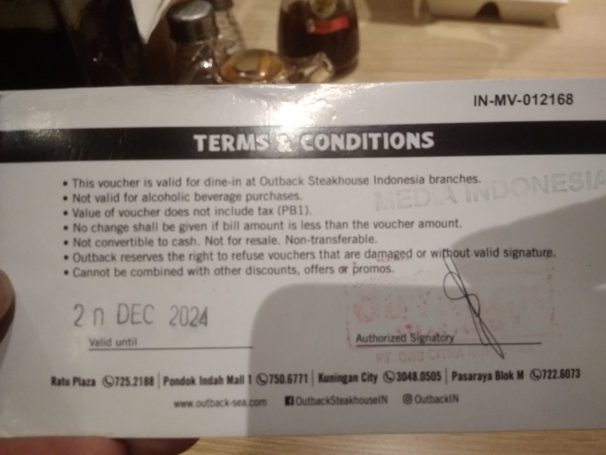 tepanyaki's tweet photo. Menurut gw sih ya kan gw customer. Kl seandainya gw mau dateng kan gak harus telpon dulu. Nah ini manager anda malah bilang harusnya telpon dulu, dan bilang kl udah bertahun-tahun begitu. Lha gw kagak pernah makan di outback. Maap2x nih. Kl gak dapet voucher jg gak makan di situ. https://t.co/7fCOMHAdmn