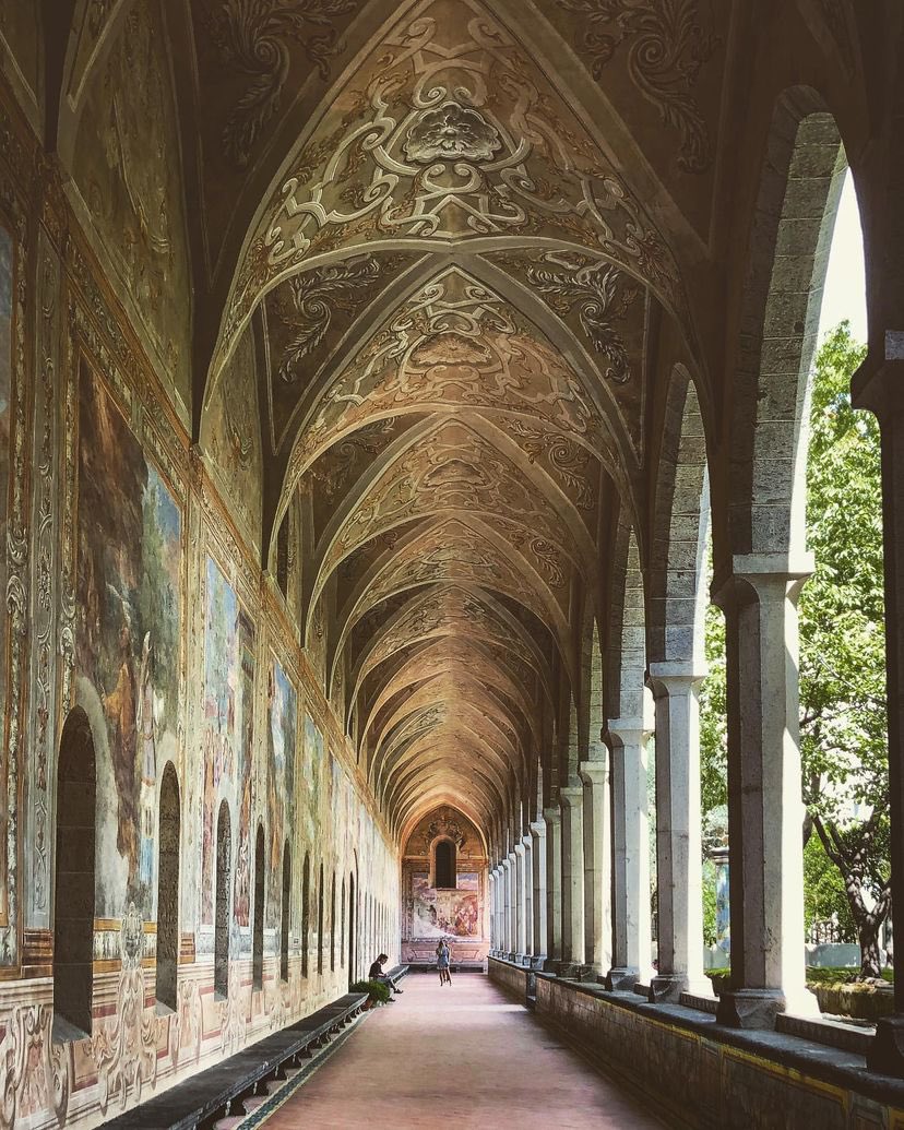 AliciaMimundo's tweet photo. Claustro Grande, una de las partes más importantes del Complejo de la Basílica de Santa Chiara #Nápoles
Las paredes están recubiertas por paneles de azulejos mayólica, obra de Donato Massa (1677-1747) 

(Foto©️Matteo) https://t.co/h80lCIntLq