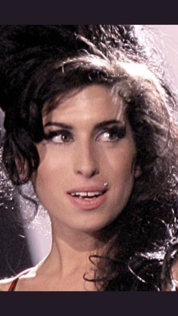 Jane Winehouse tweet media