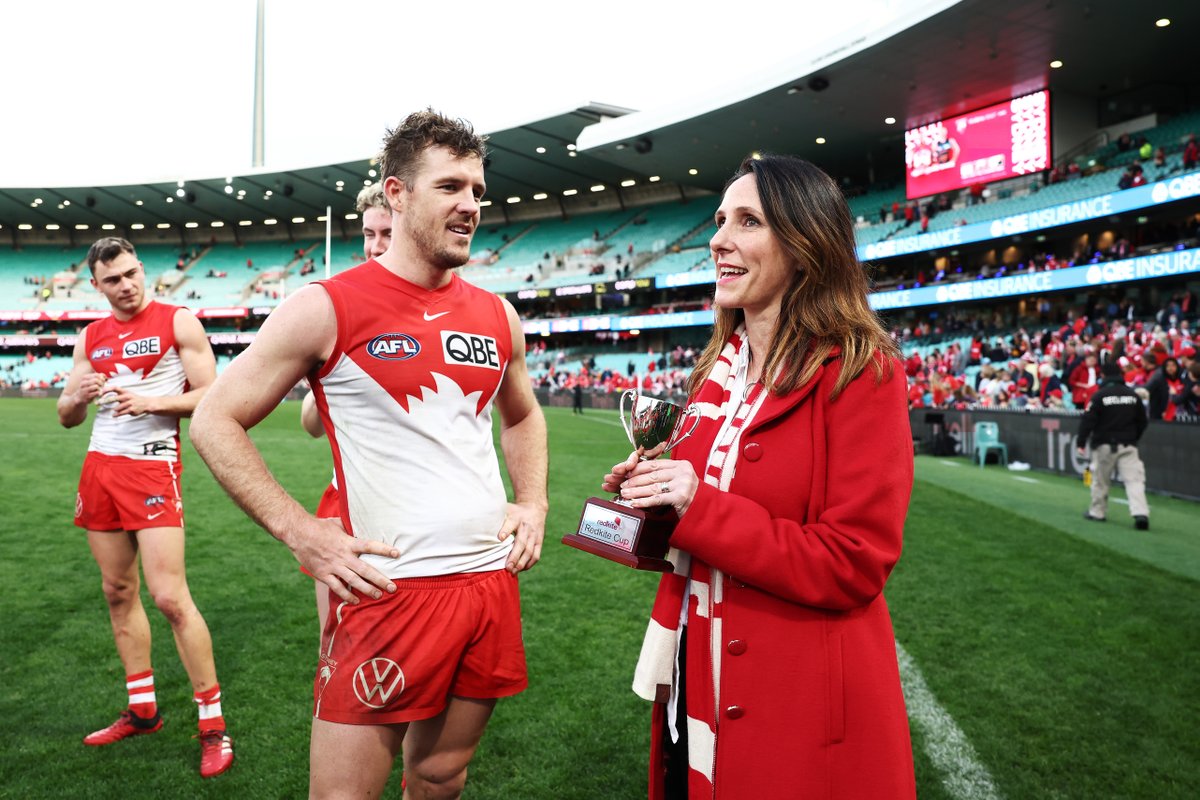 The Redkite Cup presented to Luke Parker by <a href="/Redkite/">Redkite</a> CEO Monique Keighery 🏆

It's not too late to donate: bit.ly/3yVLIXH

#Bloods