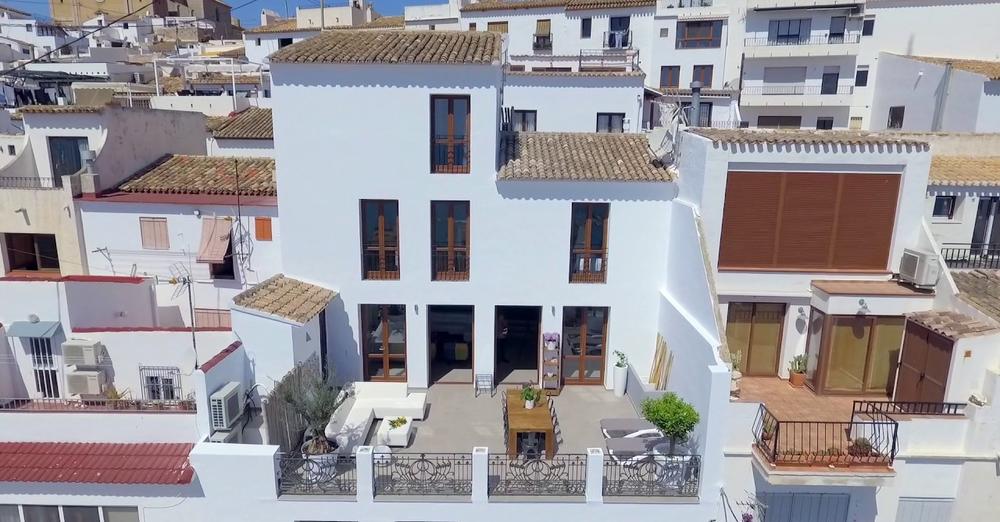 Para tus vacaciones no hay nada mejor que disfrutar desde un auténtico balcón al Mediterráneo.

Disfruta mimar urban altea...

#CasasDeLujoParaVeranearEnAltea #AlquilerVacacionalAltea #CasasVacacionalesAltea #CasasDePuebloParaVeraneaerEnAltea

youtube.com/watch?v=ZzyyGj…