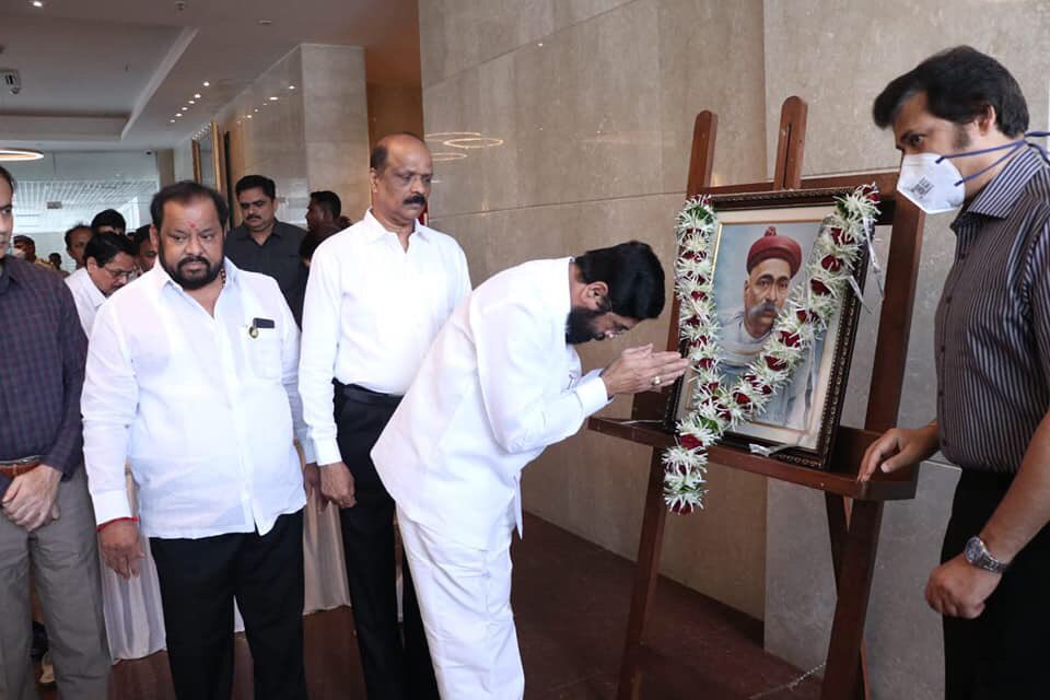 mieknathshinde's tweet photo. सार्वजनिक उत्सवातून सामजिक एकात्मतेचा मौलिक संदेश देणारे महान स्वातंत्र्यसेनानी, थोर समाजसुधारक, संपादक तसेच भारतीय असंतोषाचे जनक #लोकमान्य बाळ गंगाधर टिळक यांना जयंतीनिमित्त पुष्पहार अर्पण करून विनम्रतापूर्वक वंदन केले.

#लोकमान्य_टिळक https://t.co/SNeyEwMVwR