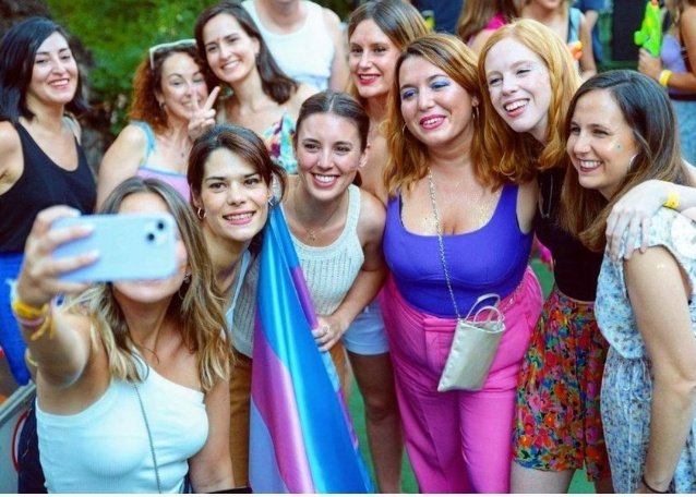 De izquierda a derecha. 

-Asesora por ser «amiga de»
-Ministra por ser «pareja de»
-Secretaria de Estado por ser «amiga de»
-Secretaria de Estado por ser «hija de»
-Ministra por ser «amiga de»