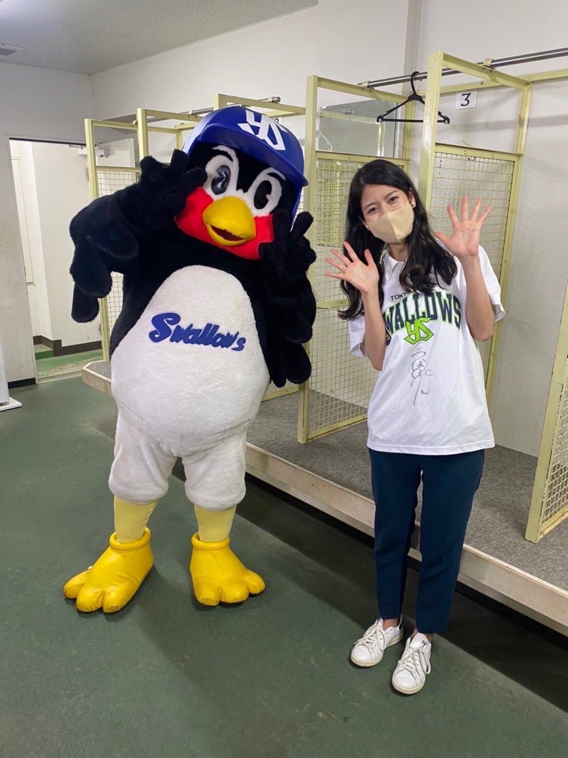 東京ヤクルトスワローズ公式 本日 23日 土 夜時54分 テレビ朝日 サターデーステーション につば九郎が登場 00試合出場まで あと4試合 大記録達成間近のつば九郎に桝田アナが突撃インタビュー 今日もつば九郎のおもしろフリップ芸に注目です