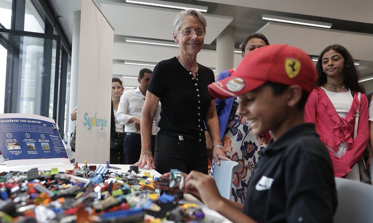 Contre les inégalités de destin, nous déployons une politique de la ville ambitieuse dans les quartiers prioritaires avec tous les acteurs : Etat, élus, associations et habitants. 
À Vaulx-en-Velin et dans tous les territoires, nous accélérerons avec de nouveaux contrats locaux.