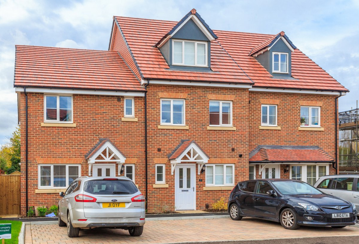 CrossDavidB's tweet photo. Why are our new build houses so boring? Why don’t we do more for the environment or do more with the designs?  A long thread on the mechanics of viability, planning and development: (Part 1) https://t.co/eEXXjuTeBI