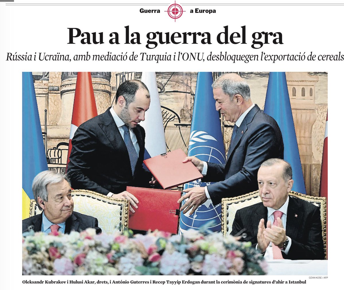 MasterEventsM's tweet photo. Les signatures de convenis són una oportunitat de #Comunicació però la seva execució no sempre és l’adequada, com en aquest cas de #ProtocolFail absolut: 

🔁 Personatges innecessaris per fer l’intercanvi de carpetes 
🌷 Flors que tapen als signants 

Ho tractarem el proper curs! https://t.co/ZbFQD26VMX