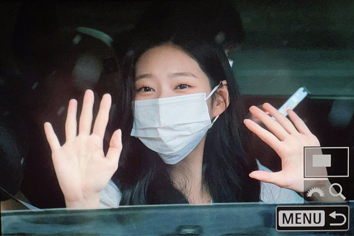 010205mj's tweet photo. 220723 음중 퇴근 #김민주 #KIMMINJU https://t.co/TD1w2dr4Yi