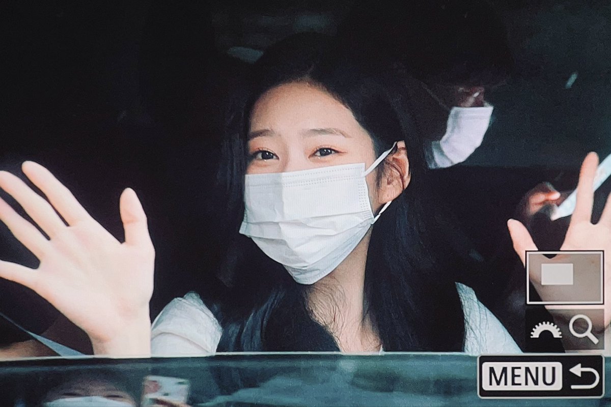 010205mj's tweet photo. 220723 음중 퇴근 #김민주 #KIMMINJU https://t.co/TD1w2dr4Yi