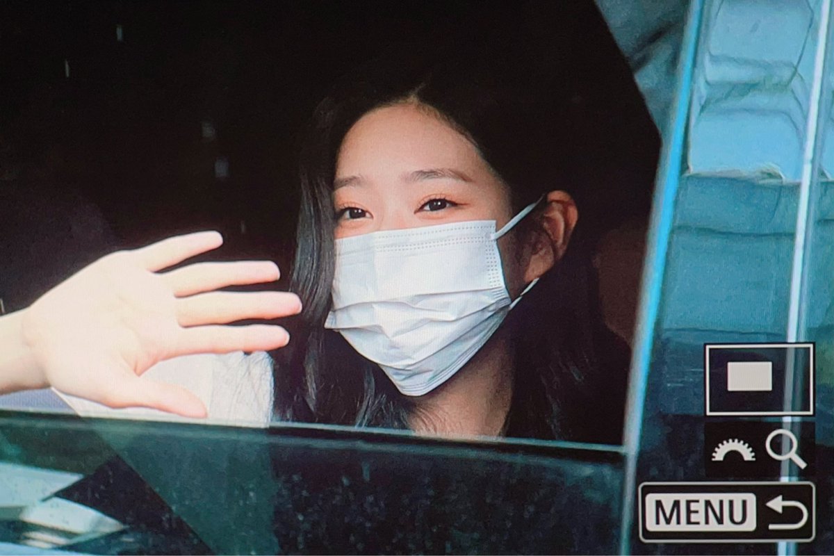 010205mj's tweet photo. 220723 음중 퇴근 #김민주 #KIMMINJU https://t.co/TD1w2dr4Yi