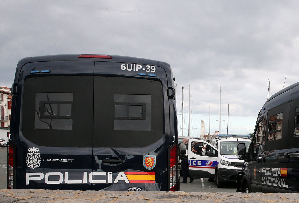 kazetaeus's tweet photo. #Blokatzea: Biarritzeko eta Donibane Lohizuneko geltokietan espainiar polizia frantziarrarekin batera kokatua da euskal presoen aldeko ekimenak oztopatzeko @BakeBidea @Artisans_Paix https://t.co/3W71zUas6B

📸 Bob EDME https://t.co/2CLMqyLRG2