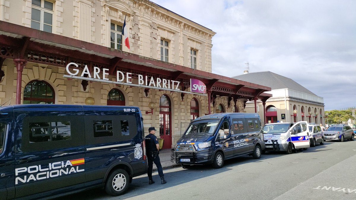 icipaysbasque's tweet photo. Des policiers français et espagnols aux quatre coins de la gare de #Biarritz ce matin attendent les @Artisans_Paix #blocage https://t.co/3zZHlwHWNC