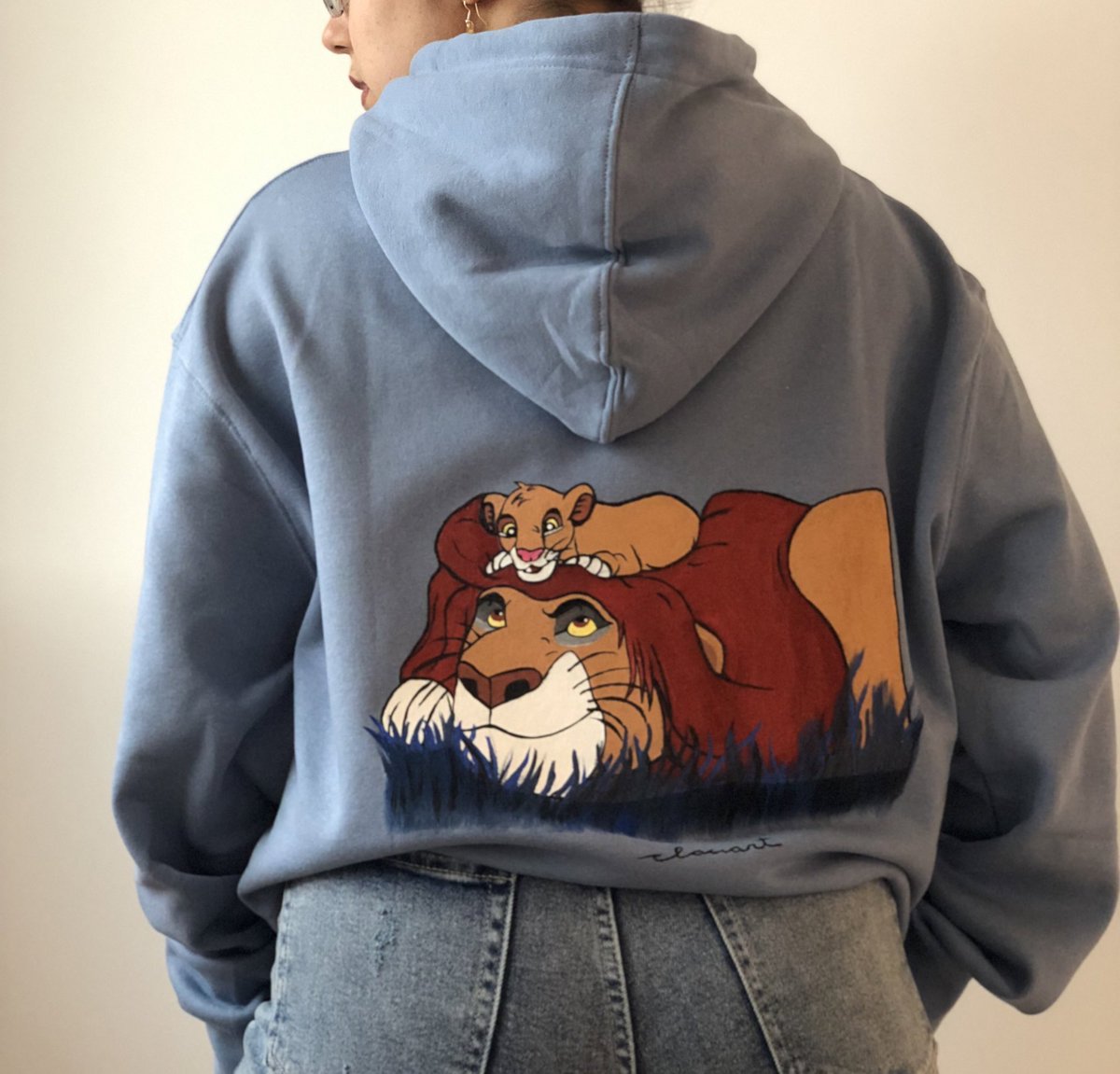 claudia_cl00's tweet photo. Sudadera el rey león que pinté a mano 🫶 me ayuda mucho si compartís ❤️‍🩹 https://t.co/6Nn4IlIwi9