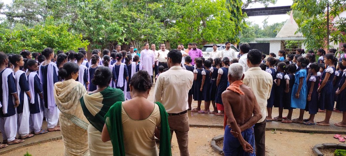 UmakantaBjp's tweet photo. ଓଡିଶାର ଗର୍ବ ଓ ଗୌରବ ଶ୍ରୀମତୀ ଦ୍ରୌପଦୀ ମୁର୍ମୁ ( Draupadi Murmu - द्रोपदी मुर्मू ) ଭାରତ ର ରାଷ୍ଟ୍ରପତି ନିର୍ବାଚିତ ହୋଇ ଥିବାରୁ, ସଦର ବ୍ଲକ ଅନ୍ତର୍ଗତ ପିଁଛାବଣିଆ ସେବାଶ୍ରମ ଉଚ୍ଚ ବିଦ୍ୟାଳୟ ରେ ମିଷ୍ଟାନ୍ନ ବଣ୍ଟନ ଅବସରରେ। https://t.co/QhKadtJE4G