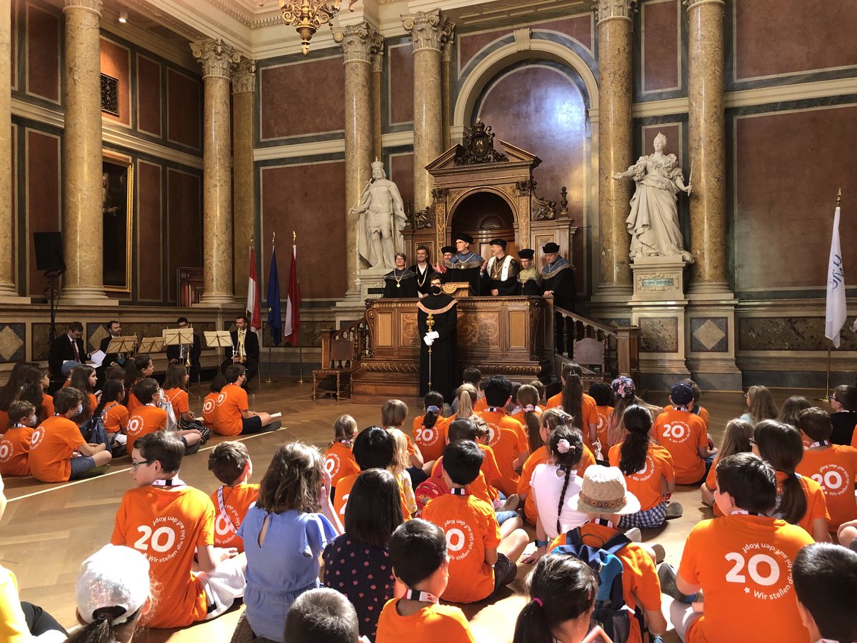 So toll dass alle Universitäten sich zusammen treffen um unsere zukünftige Wissenschaftler*innen zu      ehren. 
#kinderuni
⁦<a href="/univienna/">Universität Wien</a>⁩