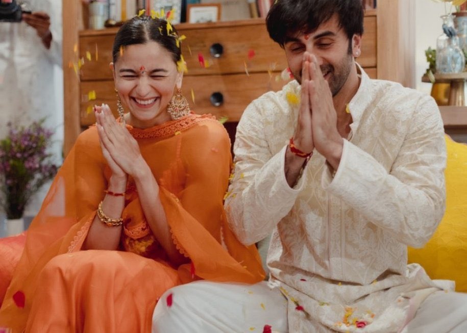 Reykabiraa's tweet photo. Gangubai Kathiawadi 10.50cr 
Shamshera 10.25cr 

COUPLE GOALS >>> 

@aliaa08 #RanbirKapoor https://t.co/aeEjsZl95J