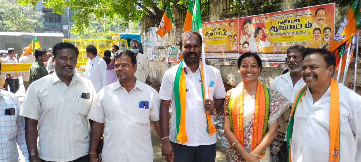 Rengaraja18's tweet photo. மின்சார கட்டண உயர்வை கண்டித்து நடைபெற்ற ஆர்ப்பாட்டத்தில் மத்திய அரசு நிலத்திட்ட பிரிவு நிர்வாகிகளுடன்.

R.ரெங்க ராஜா
மாவட்டத் தலைவர்
மத்திய அரசு நலத்திட்ட பிரிவு
மத்திய சென்னை கிழக்கு மாவட்டம் https://t.co/mgYtt6Sl13