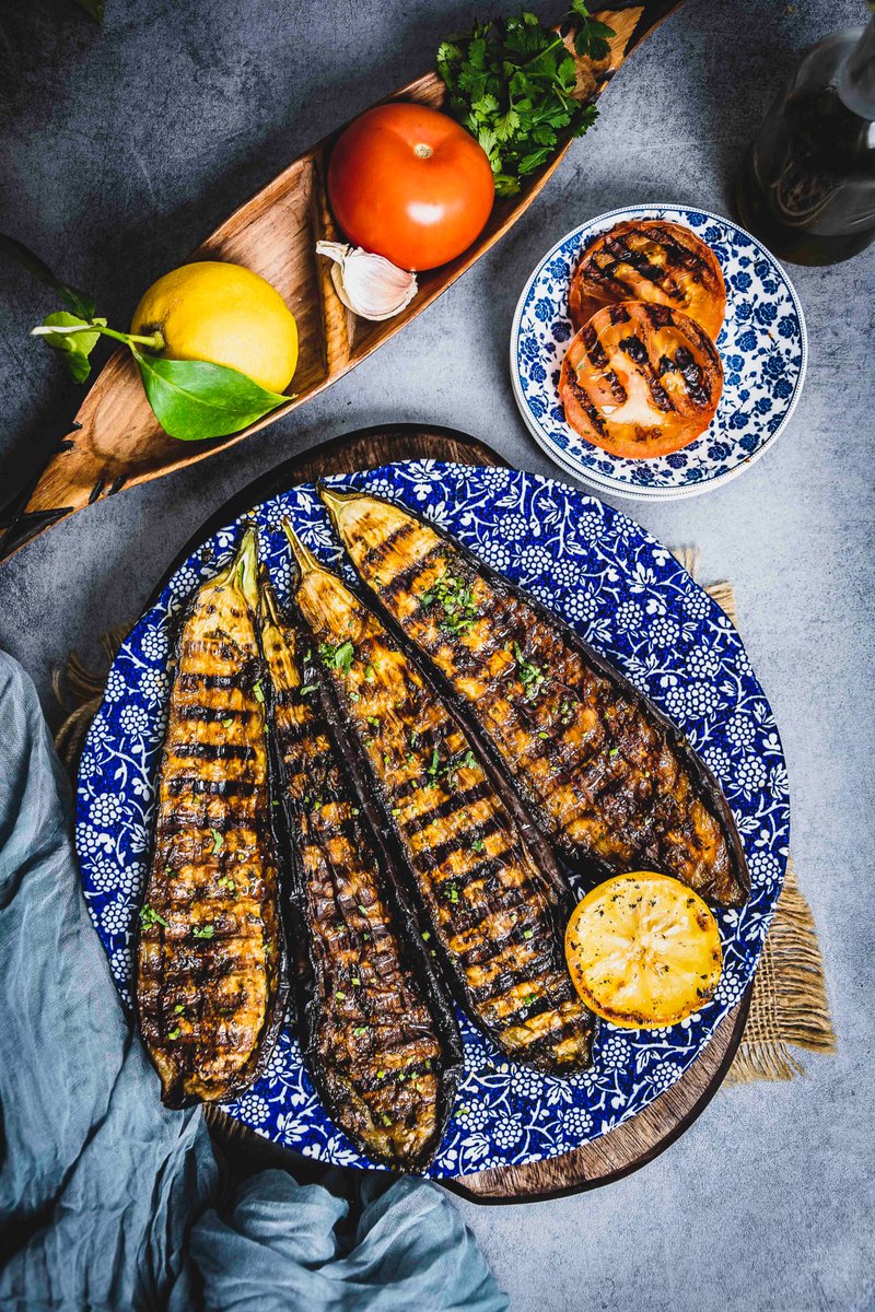 Les aubergines grillées, sont nos compagnons gustatifs de nos repas d’été. Si vous ne savez pas les cuisiner, voici une façon simple et rapide qui vous réconciliera certainement avec ce légume.