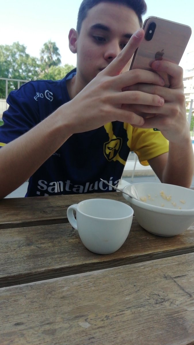 Aquí desayunando con mi hijo, ya está preparado para su primer día de Lan.
Padre orgulloso👨‍👦
<a href="/TeamQuesoGG/">Team Queso</a> <a href="/Rainbow6ES/">Rainbow Six España</a>
