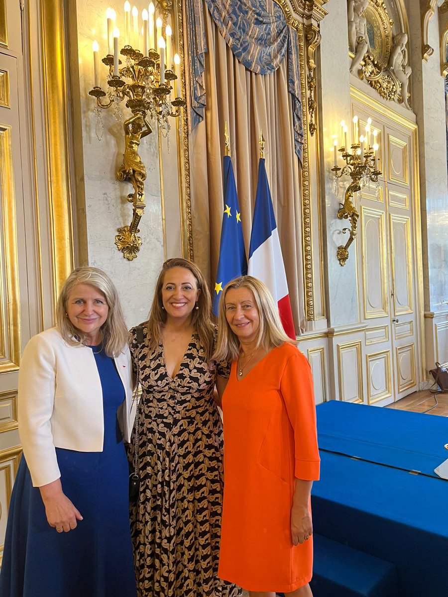 senateurJGM's tweet photo. #PhotoWeekEnd 
Trois #femmes #parlementaires : une députée LREM et 2 sénatrices (PS &amp; LR) Parce que nous travaillons ensemble pour le bien commun (et les Français de l’étranger !) et que pour nous les valeurs d’amitié et de respect mutuel transcendent les clivages politiques 😉😊 https://t.co/sIQgBhuDpv