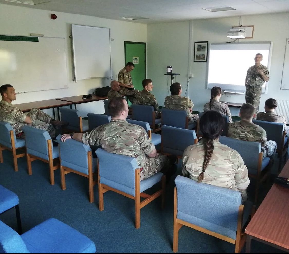Meeting key personalities and speaking to our soldiers 
Brigadier Kendall (Deputy Commander (Res) 3 UK Div) visited 221 Sqn to observe our in barracks training evening.

#LogisticsInScotland #154ScottishRegt 
#Reserved4More