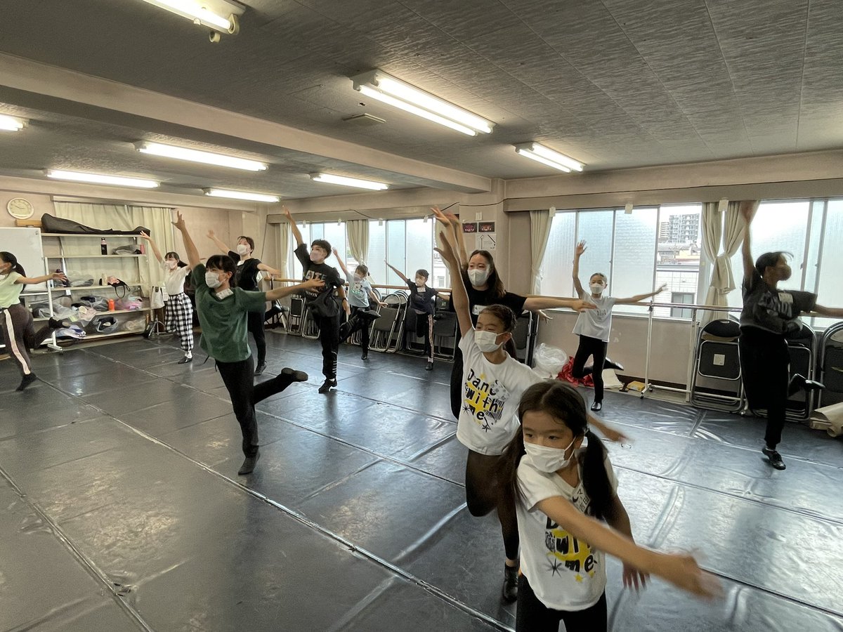 #ファミリア

『ファミリア！』
Aスタジオでは、星組の歌稽古。
でもって、お隣のBスタジオでは、月組さんの幕開け早々の大ナンバーの振り固め❗️

まだまだスタジオの人数制限あるから、演出助手の藤井千夏は、稽古を組むのが大変なのだ。