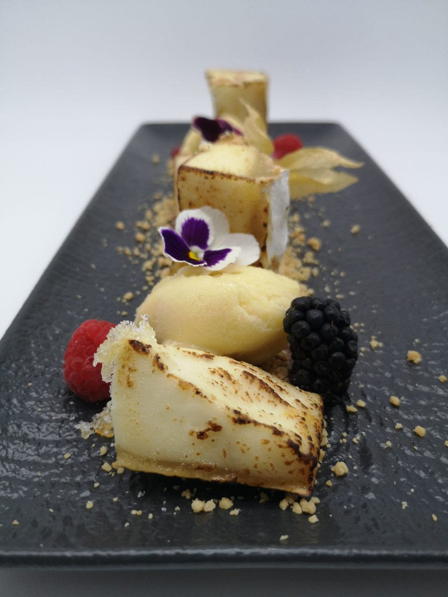 RBrigecio's tweet photo. Queso de cabra @lacteascobreros,  helado de fruta de la pasion, cacahuetes y dulce de frambuesa.

#cocinoenelPueblo https://t.co/As72moGrJl