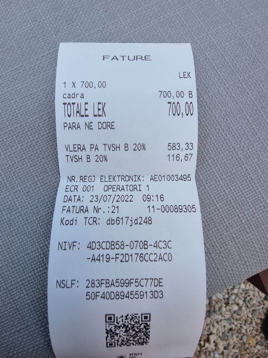 LuliOmuri's tweet photo. Nëse nuk e ndihmoni të paktën mos e demtoni biznesin vendas.Sot një çader ne radhimë kushton vetem 700Al po aq sa ishte vjet.Nëse dikush ka zgjedhur të bëje pushime jashtë vendit është në të drejten e tij. Por jo të hedhe vrer.Çmimet dhe sherbimi janë shumë konkuruese
#pushoshqip https://t.co/XVRVr7QgEU